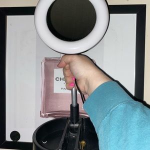 Small ring light with storage at the bottom